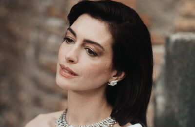 Anne Hathaway a dezvăluit toate produsele de frumusețe pe care le poartă în geantă