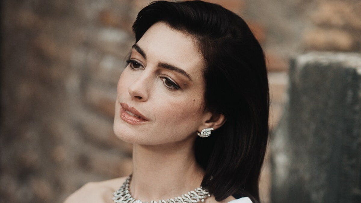 Anne Hathaway a dezvăluit toate produsele de frumusețe pe care le poartă în geantă