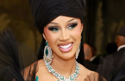 Cardi B a purtat cea mai potrivită manichiură pentru a-și dezvălui fetița – Vezi fotografiile