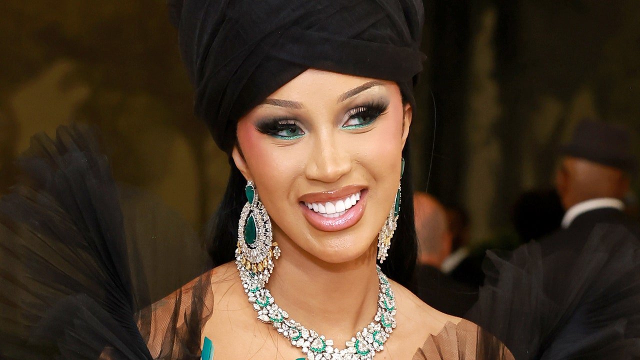 Cardi B a purtat cea mai potrivită manichiură pentru a-și dezvălui fetița – Vezi fotografiile