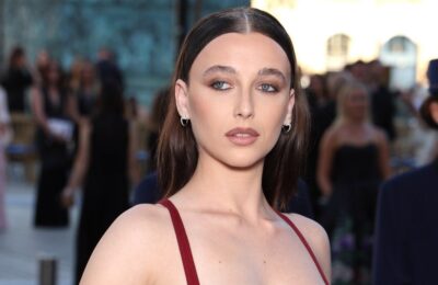 Emma Chamberlain și-a tăiat jumătate din păr și a devenit blondă – Vezi video