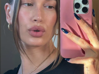 Hailey Bieber a ales o culoare neașteptată pentru următoarea ei manichiură de toamnă – vezi fotografiile