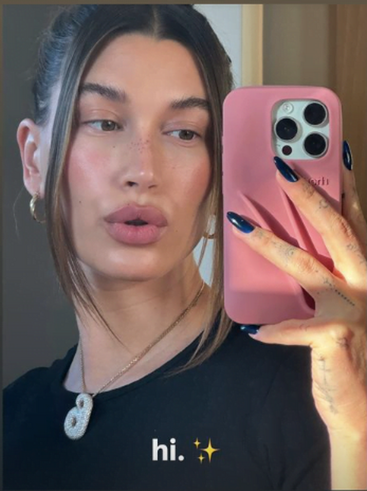 Hailey Bieber a ales o culoare neașteptată pentru următoarea ei manichiură de toamnă – vezi fotografiile