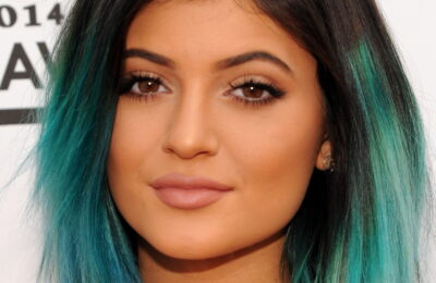 Noua culoare de păr îndrăzneață a lui Kylie Jenner este o întoarcere la epoca ei de dinainte de Kitul de buze – vezi fotografii