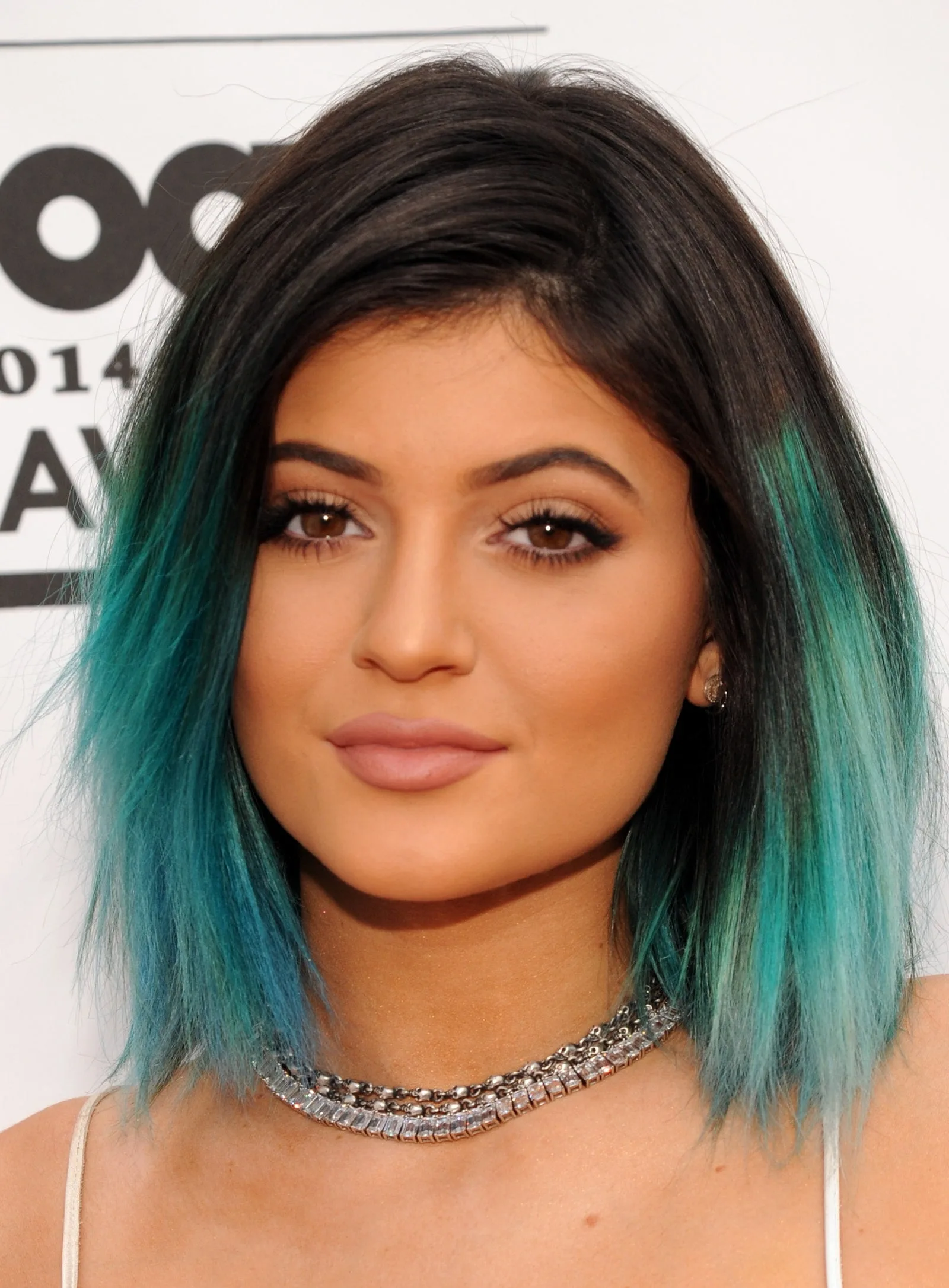 Noua culoare de păr îndrăzneață a lui Kylie Jenner este o întoarcere la epoca ei de dinainte de Kitul de buze – vezi fotografii