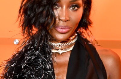 O apariție rară: Naomi Campbell cu părul scurt – vezi fotografiile