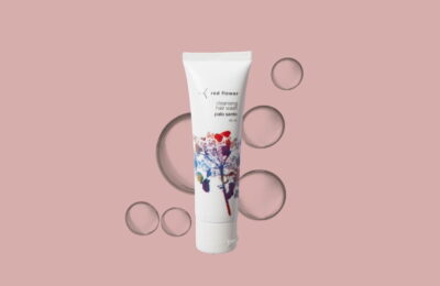 Red Flower Palo Santo Cleansing Hair Wash miroase ca nota lemnoasă iubită de parfumerie