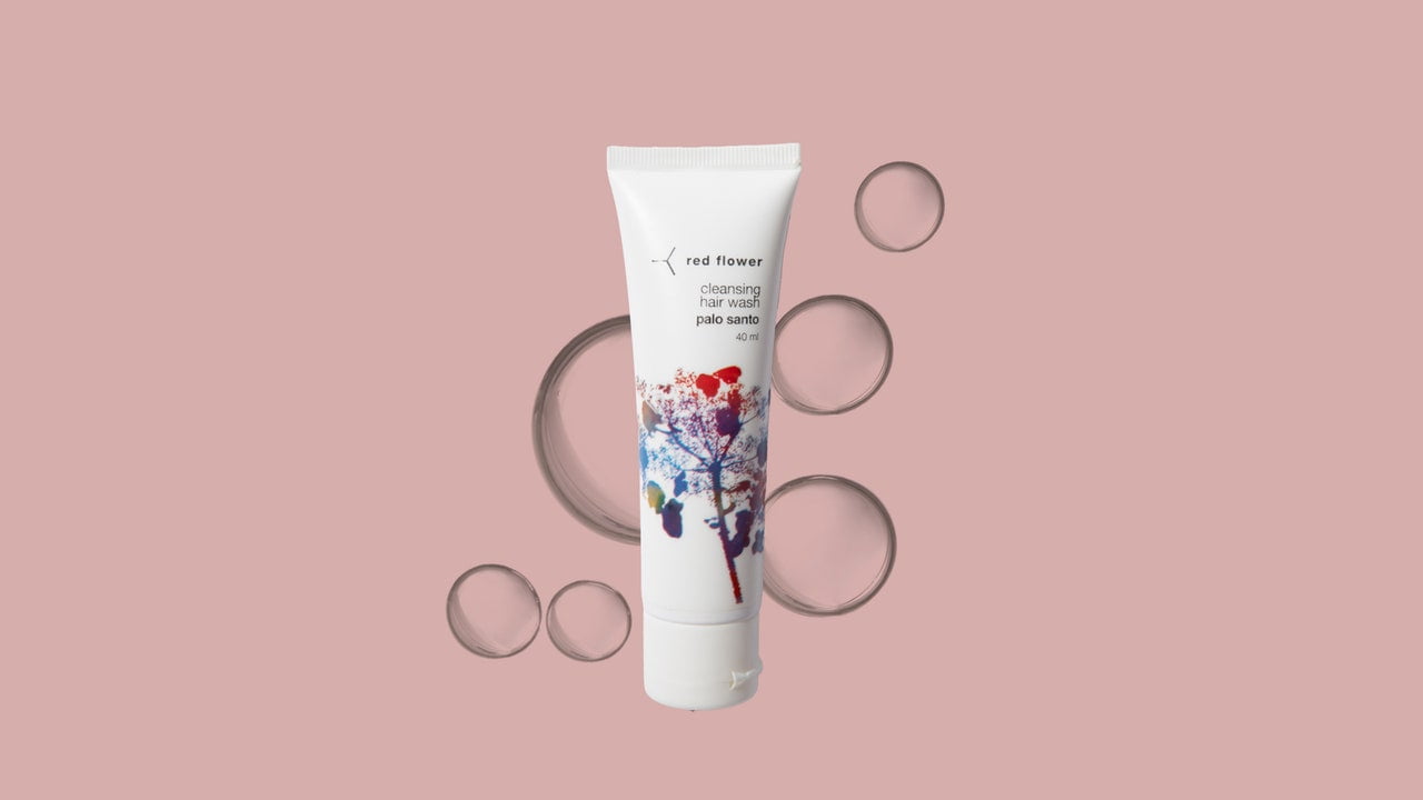 Red Flower Palo Santo Cleansing Hair Wash miroase ca nota lemnoasă iubită de parfumerie