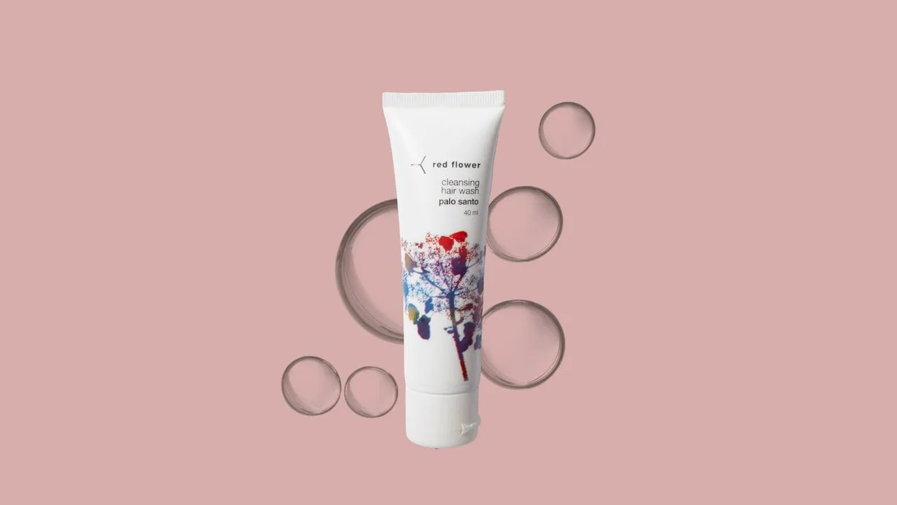 Red Flower Palo Santo Cleansing Hair Wash miroase ca nota lemnoasă iubită de parfumerie