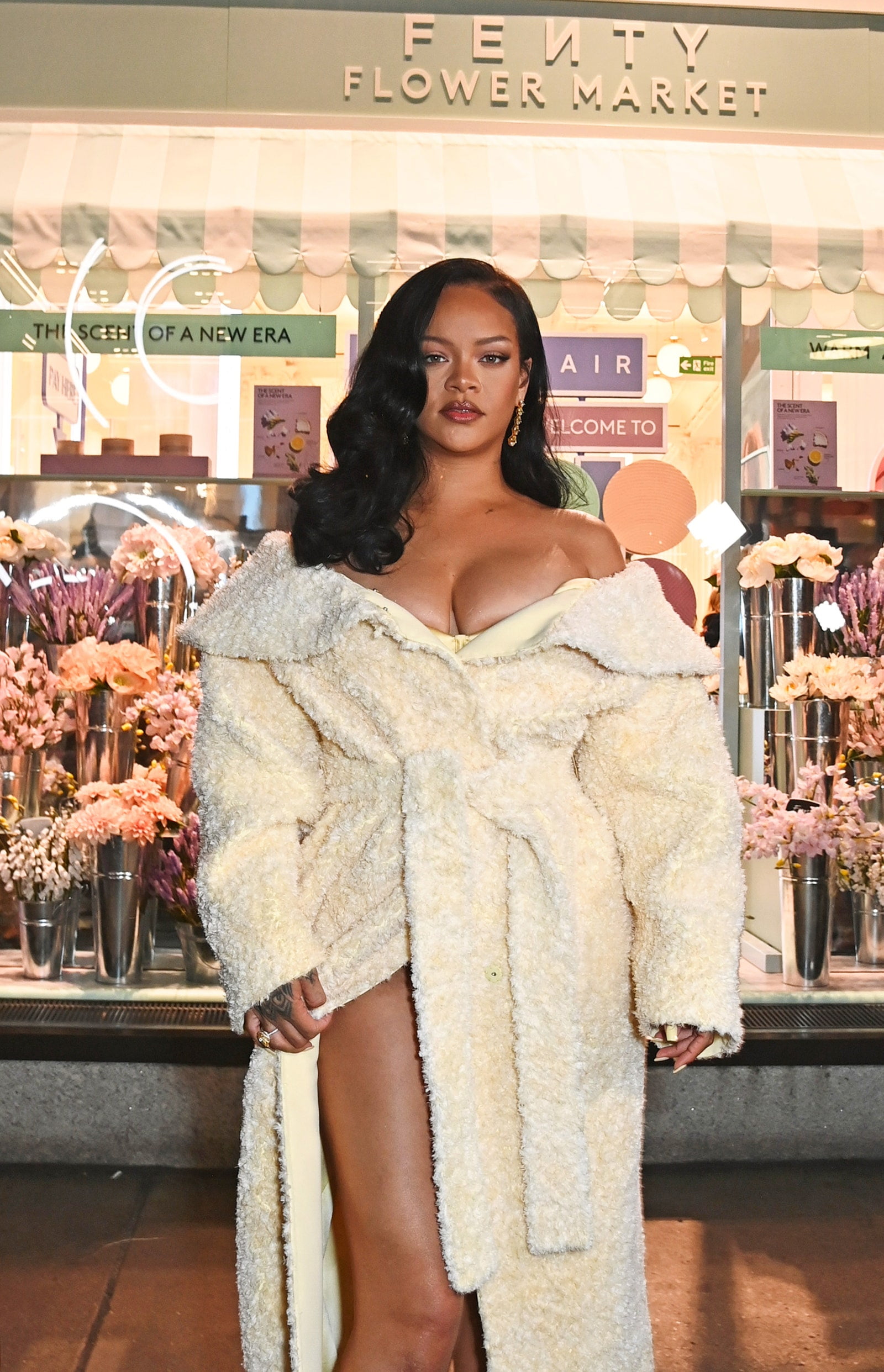 Probabil că mi-am putut vedea reflexia în valurile Old-Hollywood ale Rihannei