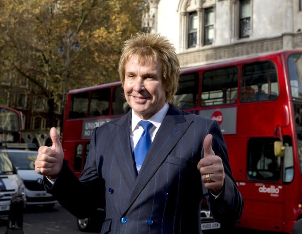 Fondatorul Pimlico Plumbers, Charlie Mullins, va vinde un penthouse de 12 milioane de lire sterline, în timp ce părăsește Marea Britanie din cauza temerilor legate de creșterea impozitelor