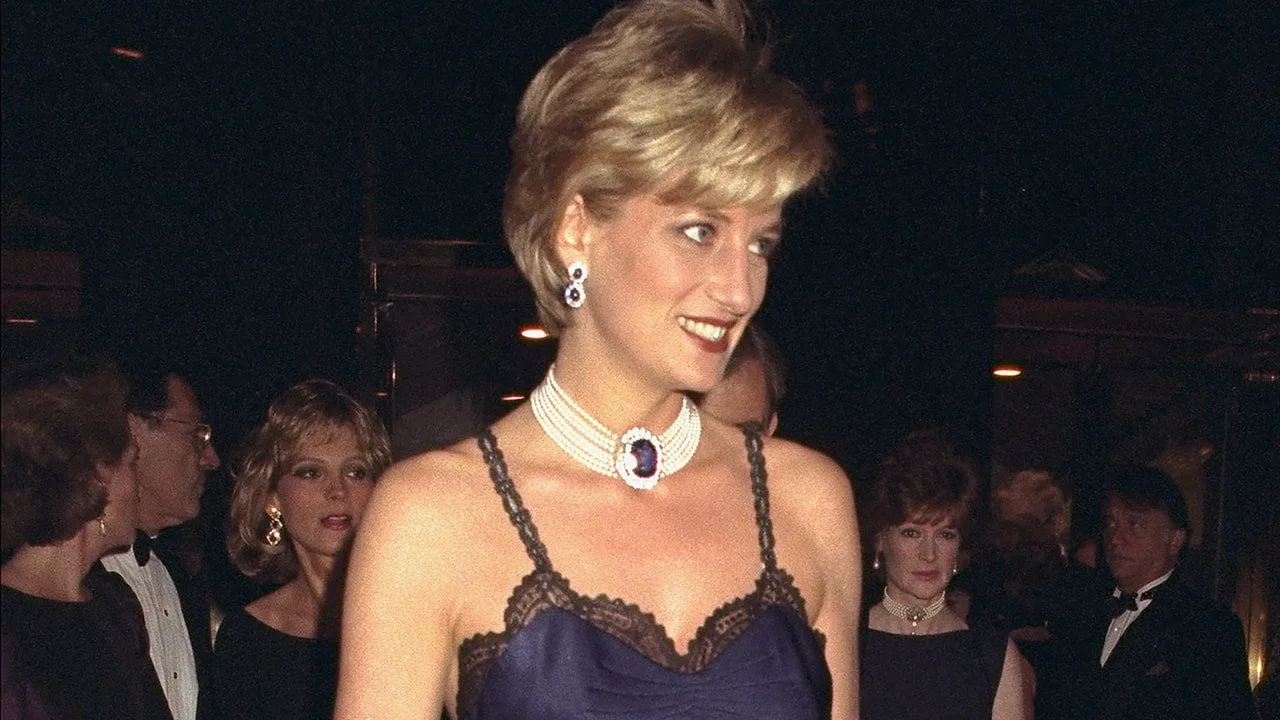 Prințesa Diana „a smuls corsetul” din rochia sa iconică Dior înainte de Gala Met