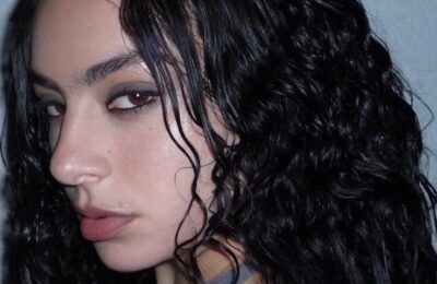 Acesta este interviul despre frumusețea lui Charli XCX pe care îl așteptai