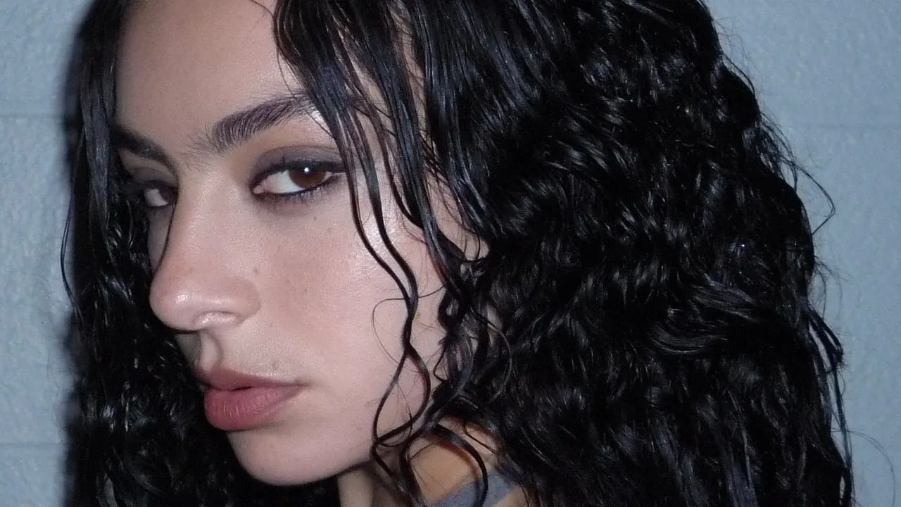 Acesta este interviul despre frumusețea lui Charli XCX pe care îl așteptai