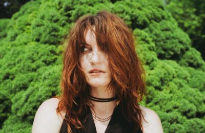 Katie Gavin de la Muna despre transformarea „multor sentimente” în primul ei album solo și despre înlocuirea lui Chappell Roan