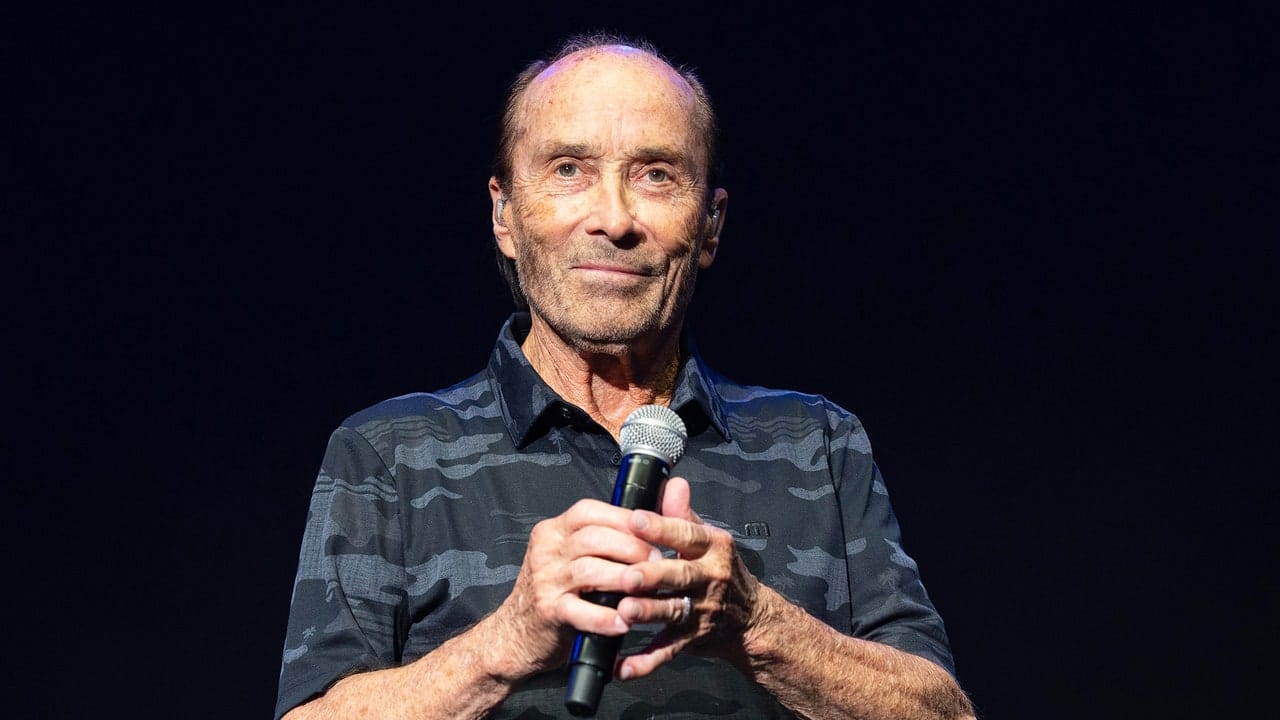 Lee Greenwood spune că Kamala ar putea folosi „God Bless the USA” doar dacă o întreabă în persoană