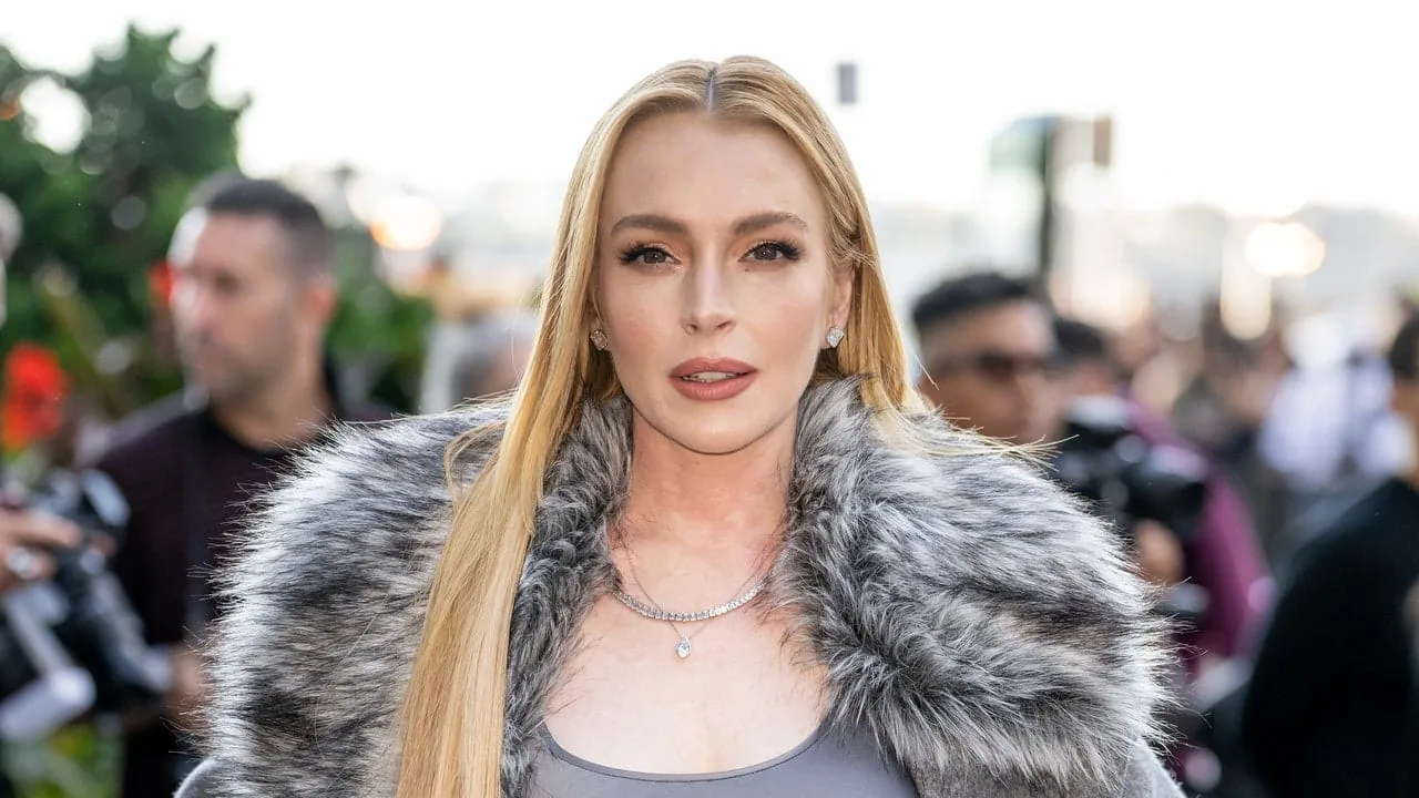 Lindsay Lohan găsește amuzant că internetul crede că îmbătrânește în sens invers