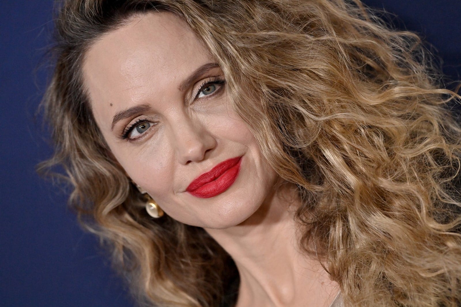 Nu am văzut-o niciodată pe Angelina Jolie cu bucle mari și texturate ca acestea – vezi fotografiile