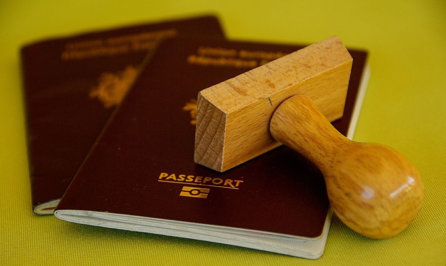 Cum pot obține cetățenii străini pașaport românesc?