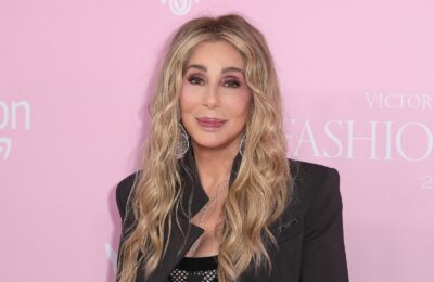 Părul blond dimensional, de plajă al lui Cher chiar funcționează pentru mine – vezi fotografiile
