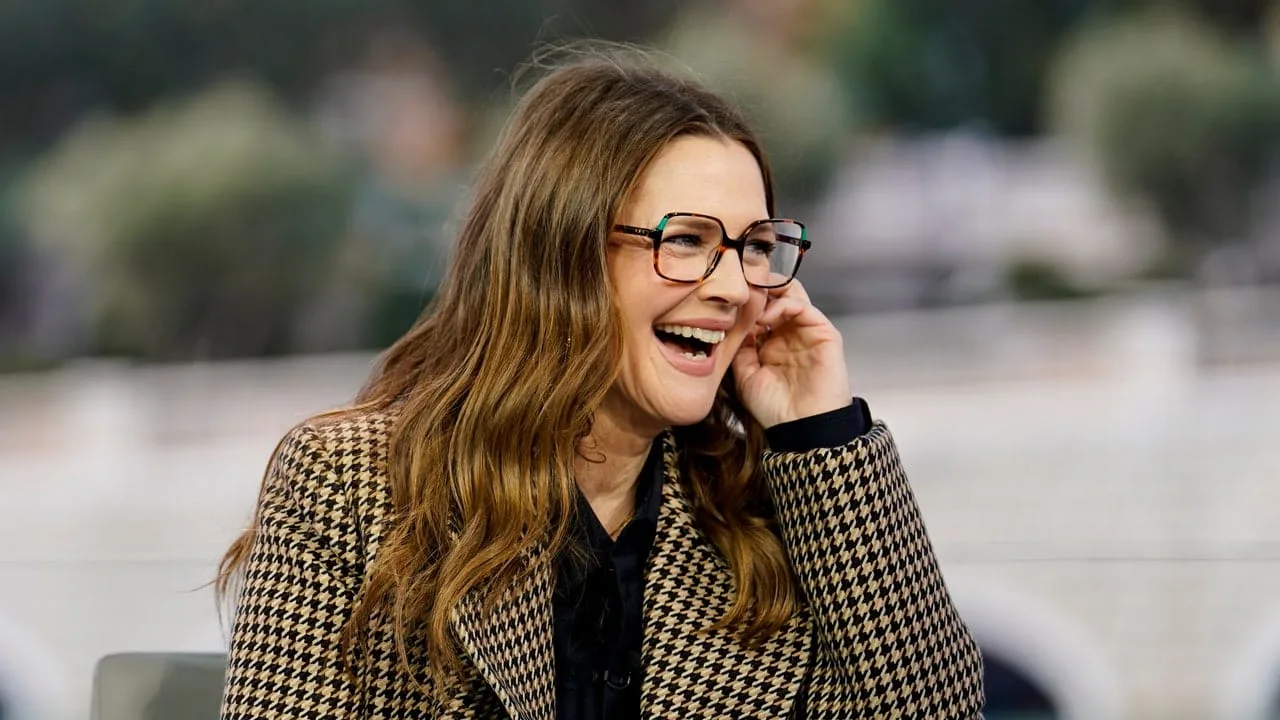 Drew Barrymore s-a demachiat la televizor cu Pamela Anderson lângă ea – vezi video