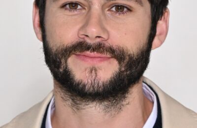 Pentru sâmbătă seara, actorii și-au ras sprâncenele, și-au lăsat mustață și s-au tuns oribil – vezi fotografiile