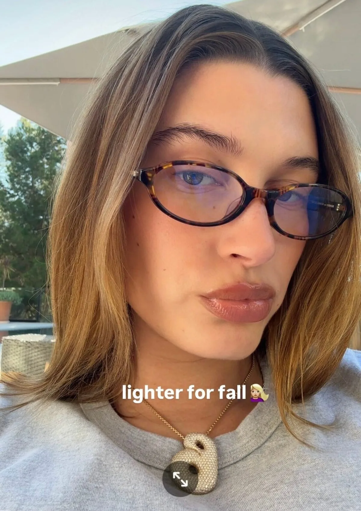Hailey Bieber devine blondă pentru toamnă – vezi fotografiile