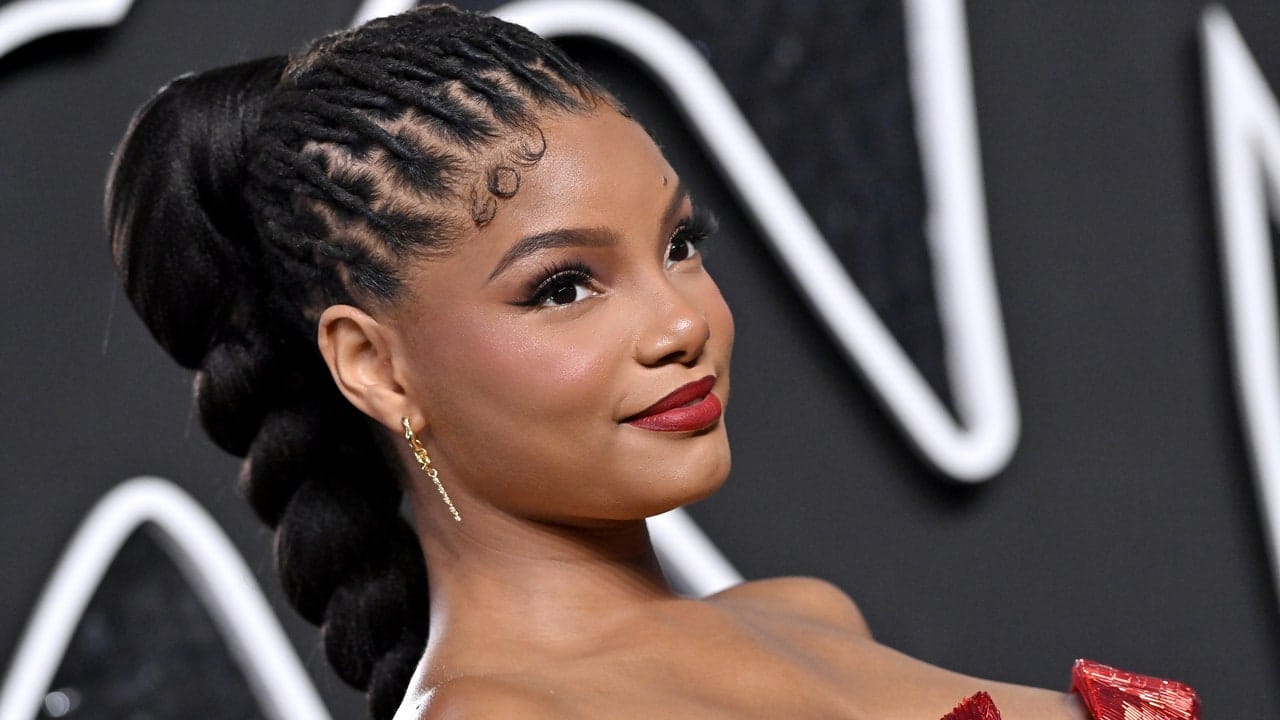 Halle Bailey este o sosie moartă pentru Halle Berry în tunsoarea ei Pixie de Bond-Girl – Vezi fotografiile
