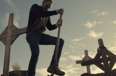 Cu „Sugarcane”, Lily Gladstone vrea să îi forțeze pe nord-americani să facă față „unui act de genocid colectiv”