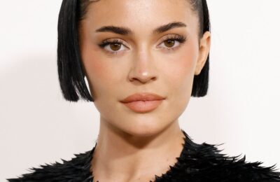 Cineva să mă ajute să înțeleg coafura angulată a lui Kylie Jenner – Vezi fotografiile