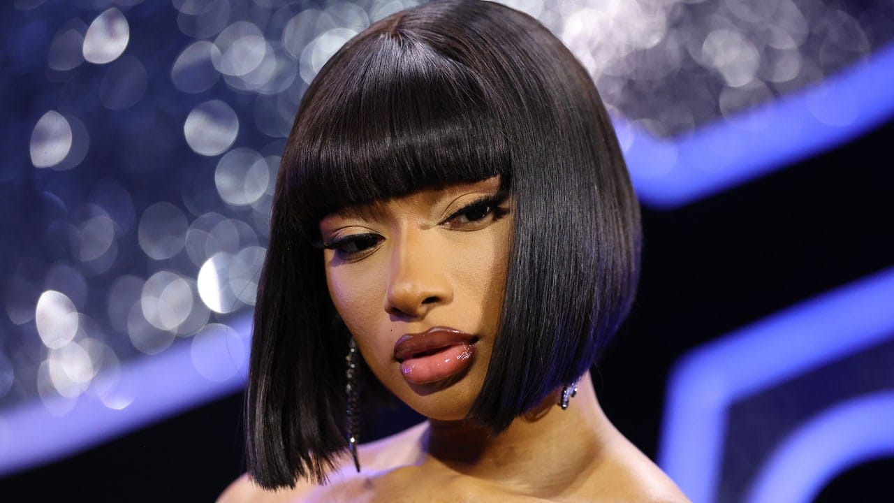 Părul creț al lui Megan Thee Stallion este desprins direct din anii ’90 – vezi fotografiile