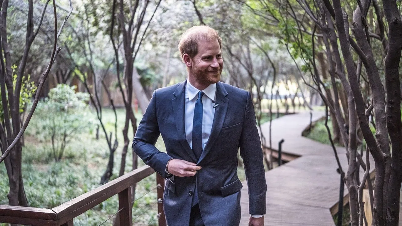 Prințul Harry face surf cu Kelly Slater la o instalație de valuri artificiale