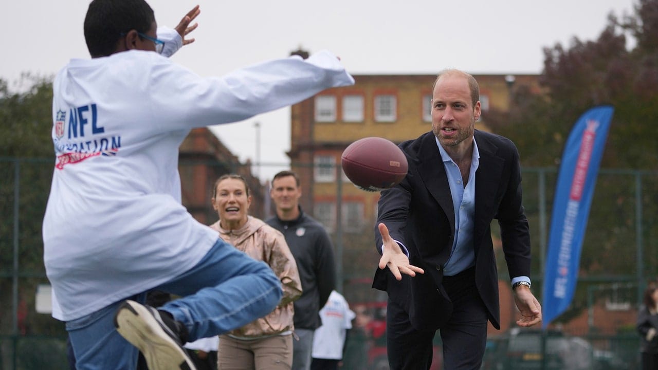 Prințul William este aparent un fan NFL și poate arunca o minge de fotbal american