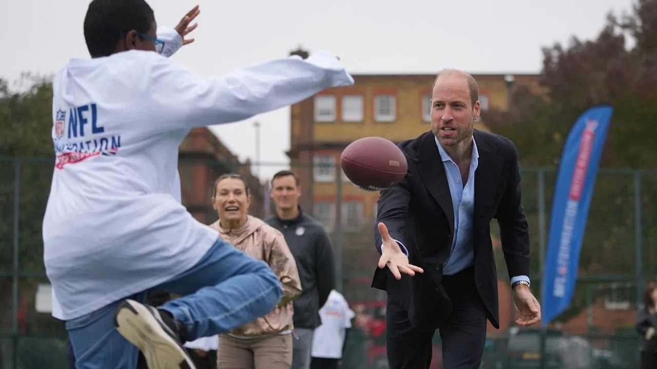Prințul William este aparent un fan NFL și poate arunca o minge de fotbal american