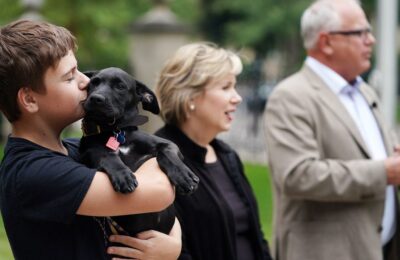 Câinele de salvare al lui Tim Walz face campanie pentru echipa Harris. Republicani? Woof.