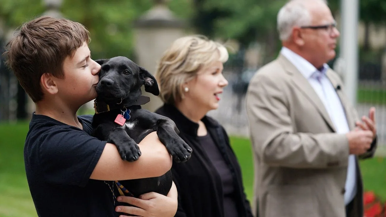 Câinele de salvare al lui Tim Walz face campanie pentru echipa Harris. Republicani? Woof.
