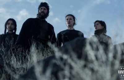 În interiorul „American Primeval”, epopeea western sângeroasă și brutală a lui Taylor Kitsch și Betty Gilpin