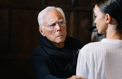 Intră în pantofii eleganți ai lui Giorgio Armani într-o călătorie în vârtej la New York