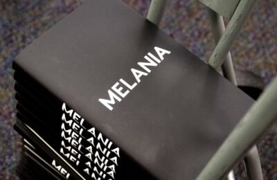 Bestsellerul nr. 1 al Melaniei Trump nu zboară de pe rafturile librăriilor. Să fie din cauza lipiciului?