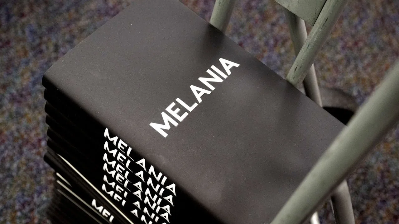 Bestsellerul nr. 1 al Melaniei Trump nu zboară de pe rafturile librăriilor. Să fie din cauza lipiciului?