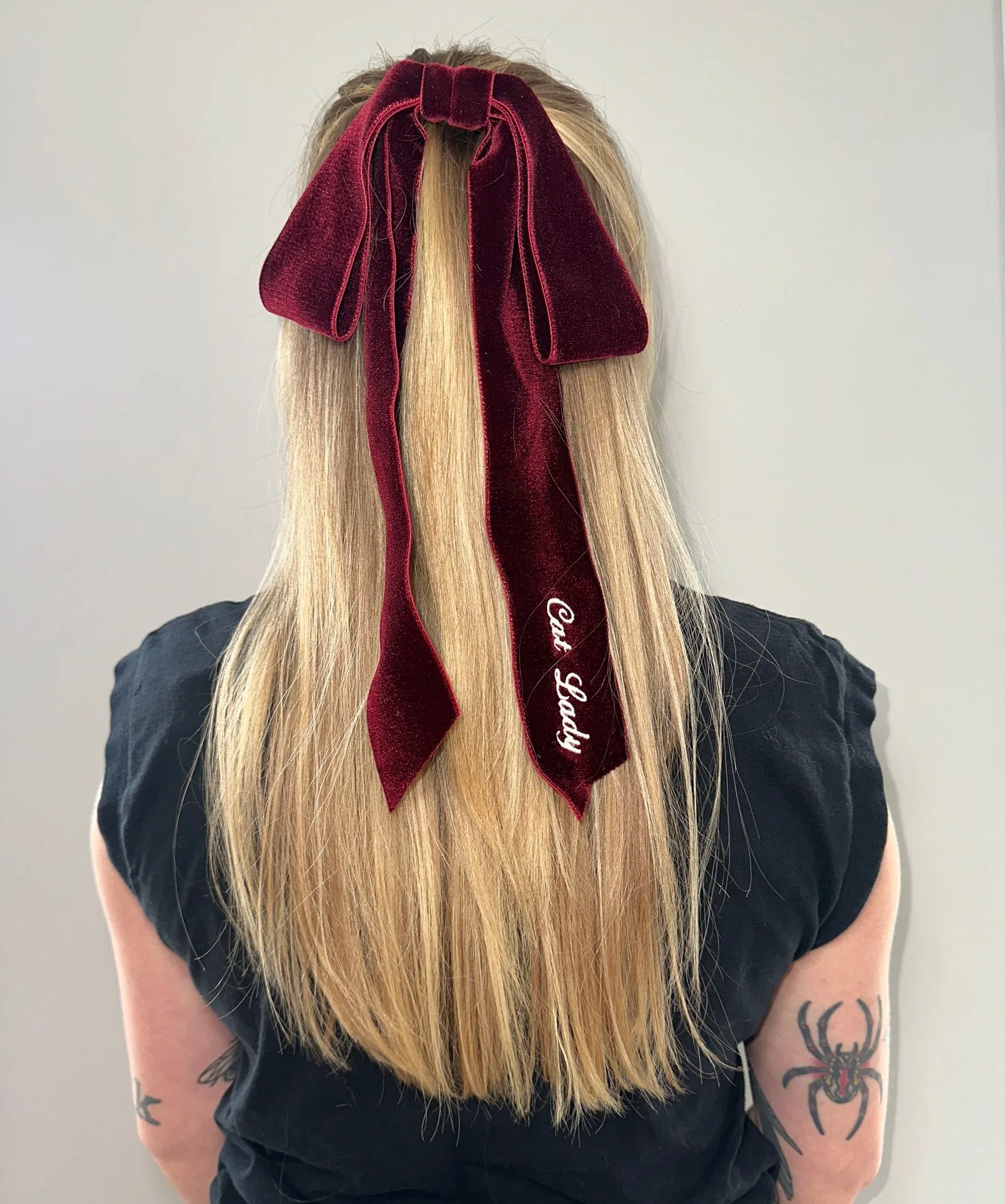 Cele mai elegante accesorii de păr pe care prietenele tale le vor purta de sărbători și în fiecare zi de după