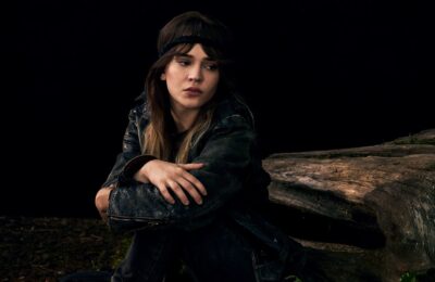 Sophie Thatcher este toată furia: despre Heretic, Yellowjackets și cum să faci artă dintr-o inimă frântă