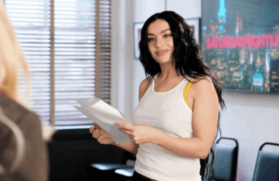 Charli XCX aduce Brat Fall la „Saturday Night Live