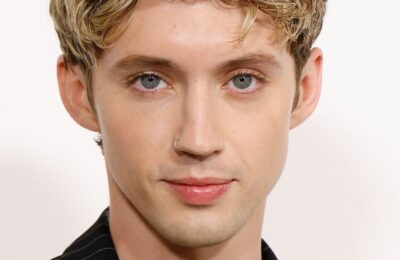 Pentru Troye Sivan, machiajul este „mai puțin despre estetică”