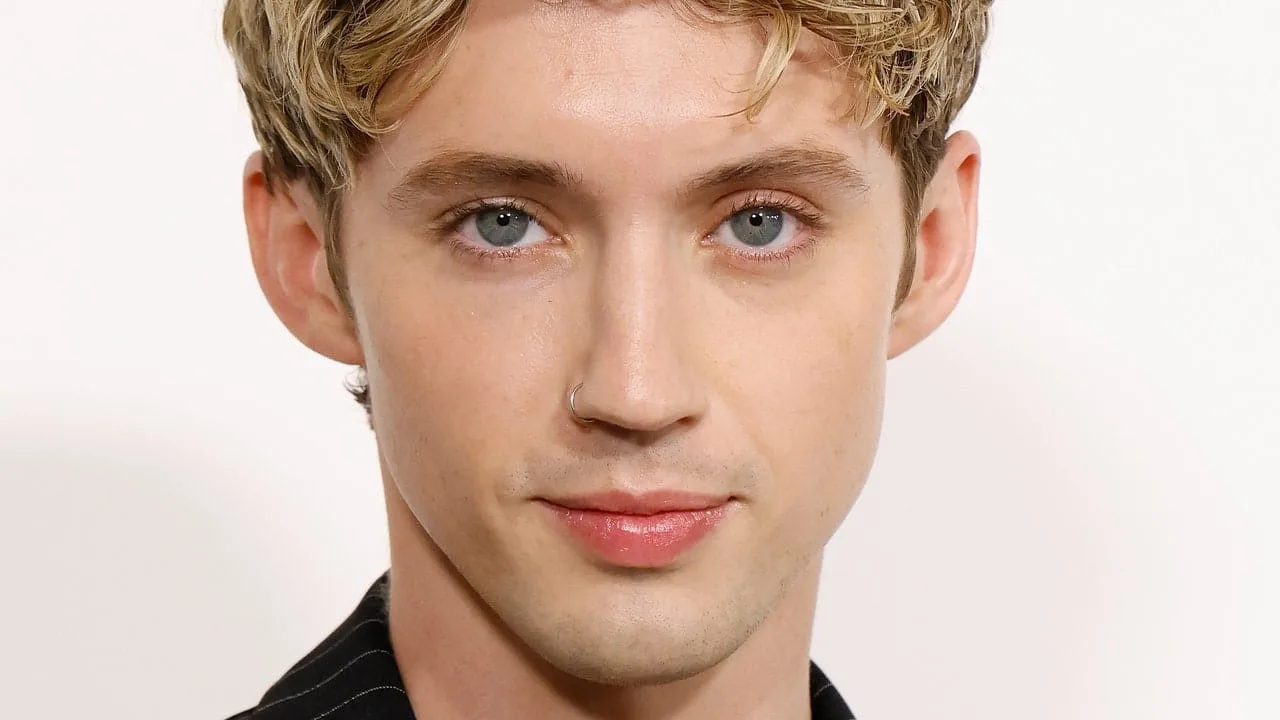 Pentru Troye Sivan, machiajul este „mai puțin despre estetică”