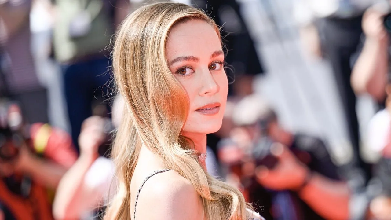 Brie Larson și-a schimbat semnătura părului lung și blond cu o tunsoare Pixie închisă la culoare – Vezi fotografiile