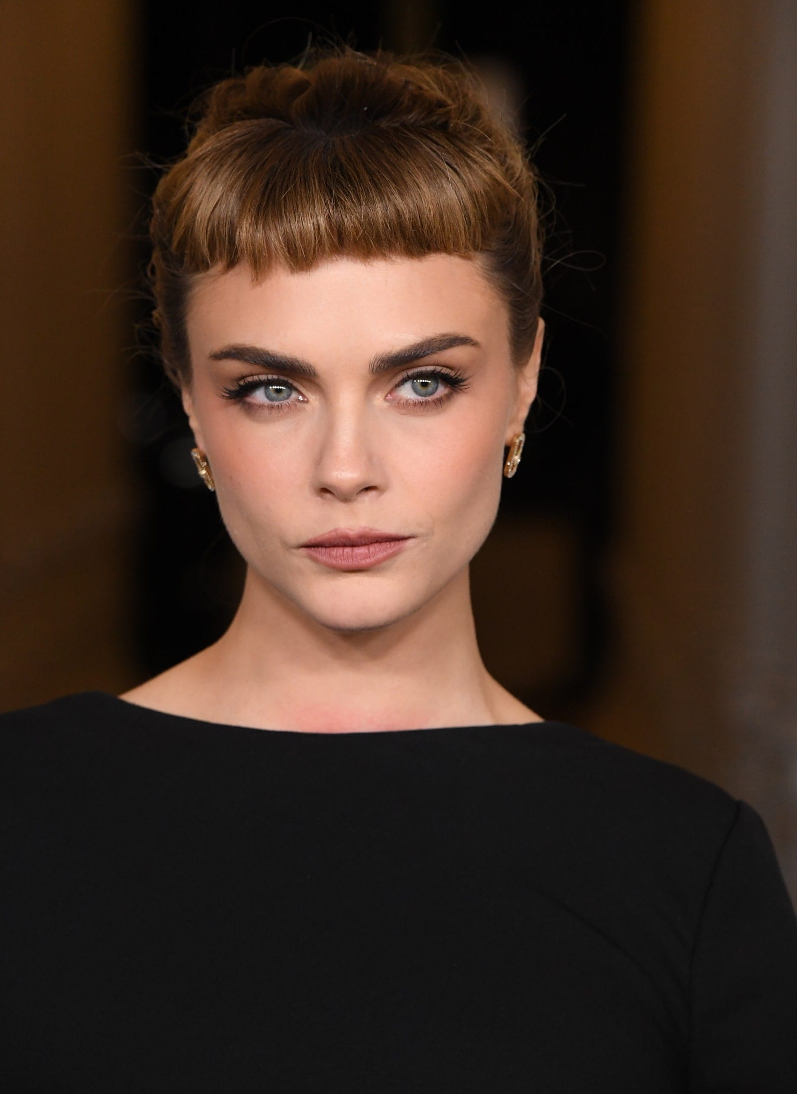 Cara Delevingne a copiat bretonul lui Audrey Hepburn pe propriul cap