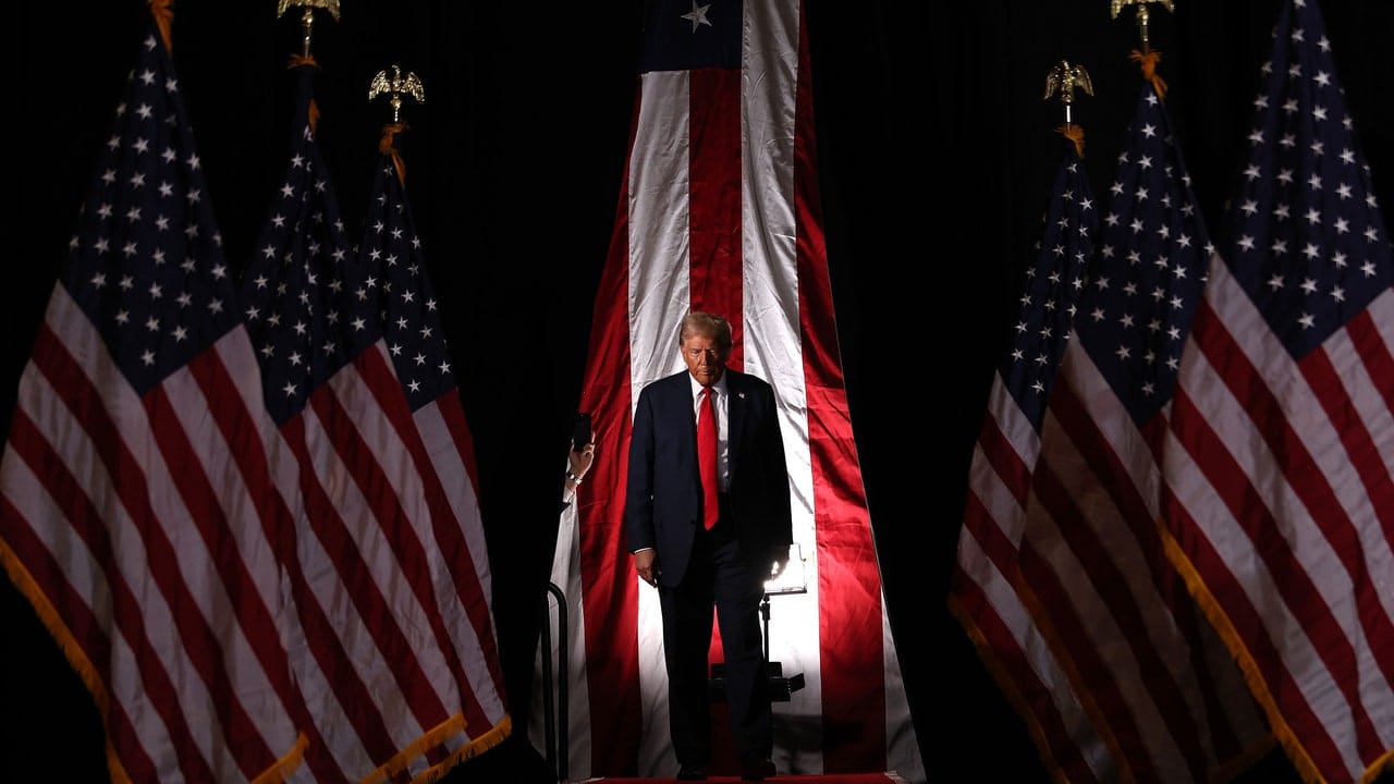 Donald Trump câștigă alegerile din 2024, punând democrația pe marginea prăpastiei