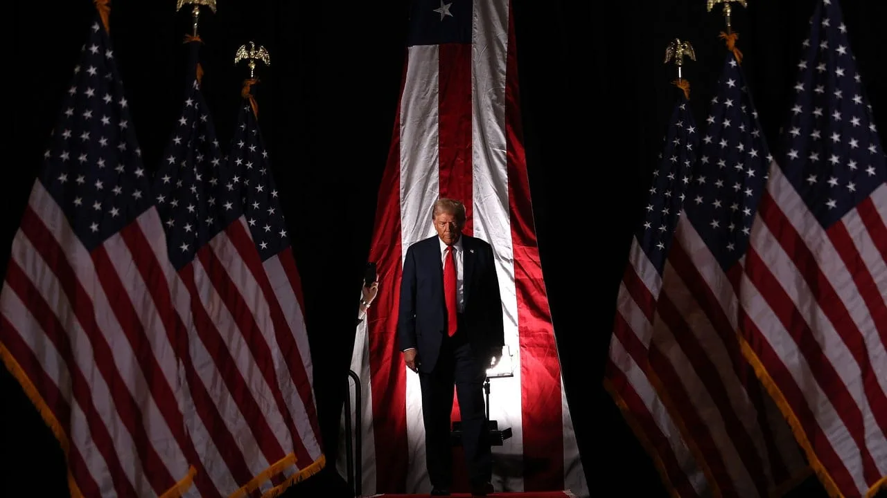 Donald Trump câștigă alegerile din 2024, punând democrația pe marginea prăpastiei