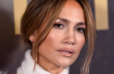 Jennifer Lopez și-a încrustat unghiile cu cristale Swarovski masive – vezi fotografiile